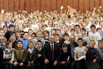 Široce oblíbený Putin - hromadné foto s dětmi.